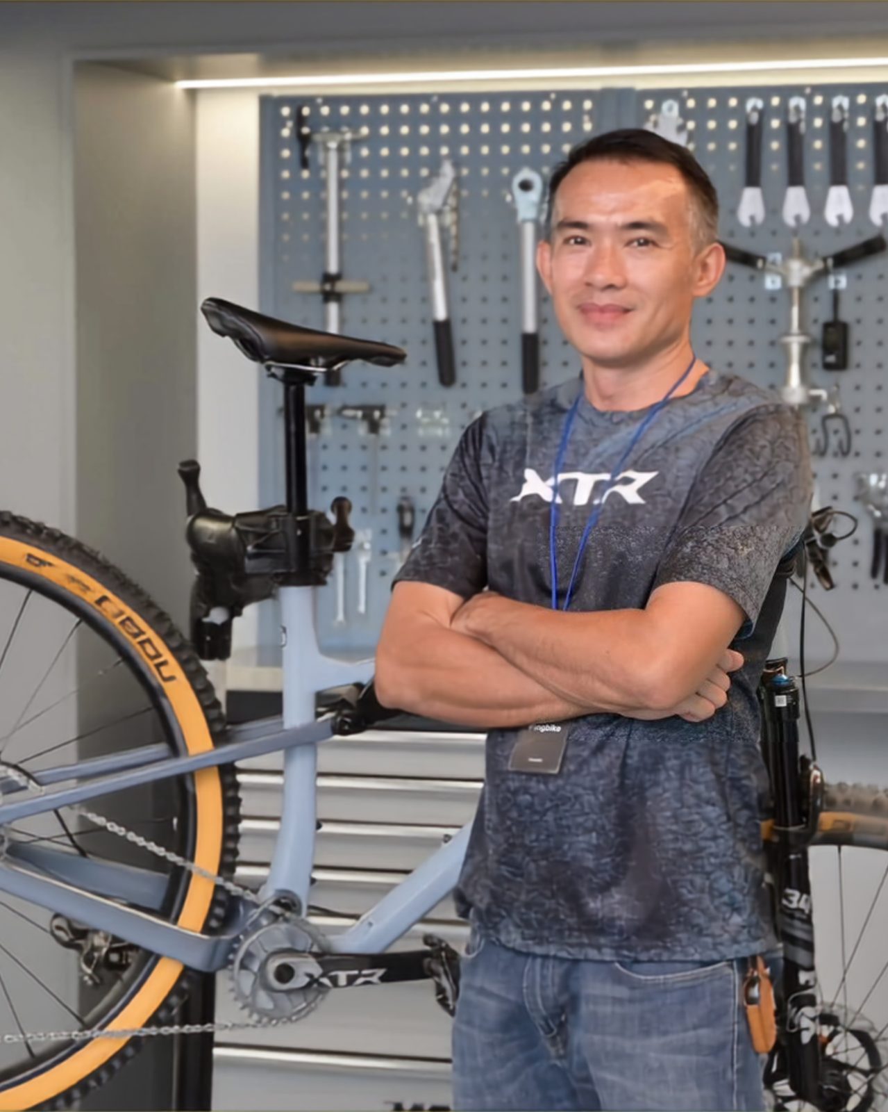 พี่พงศ์ เจ้าของร้านพงศ์ไบค์ นครปฐม ในห้องเซอร์วิส Shimano XTR